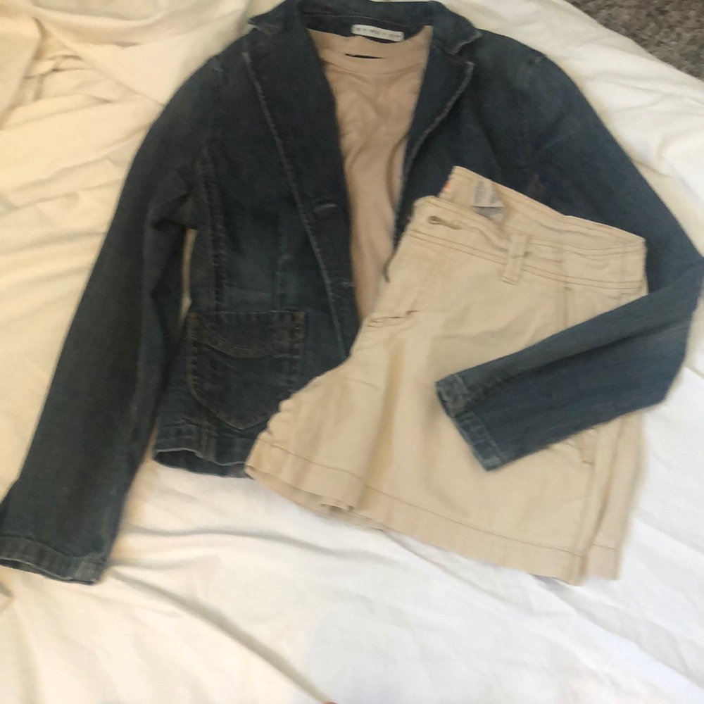 Jean jacket, beige cargo shorts, beige t-shirt